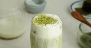Moringa latte napitek